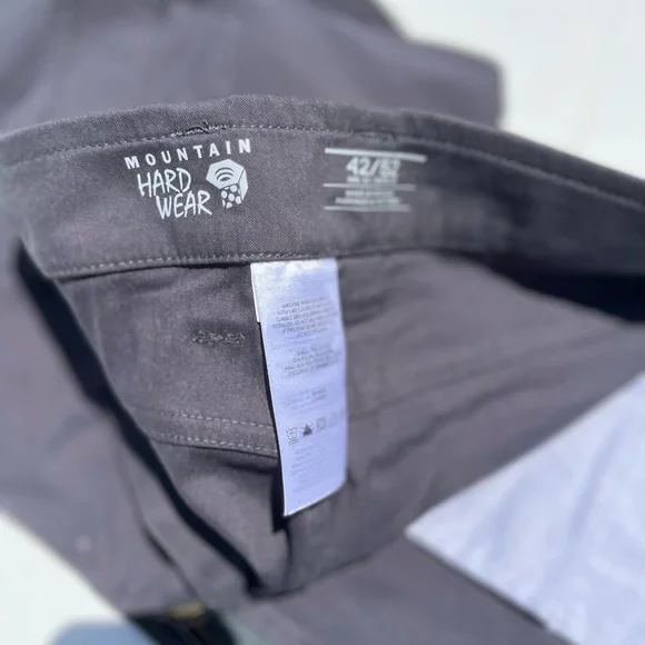 NWT Men’s mountain hard wear pants slate gray and white in wonderful condition!